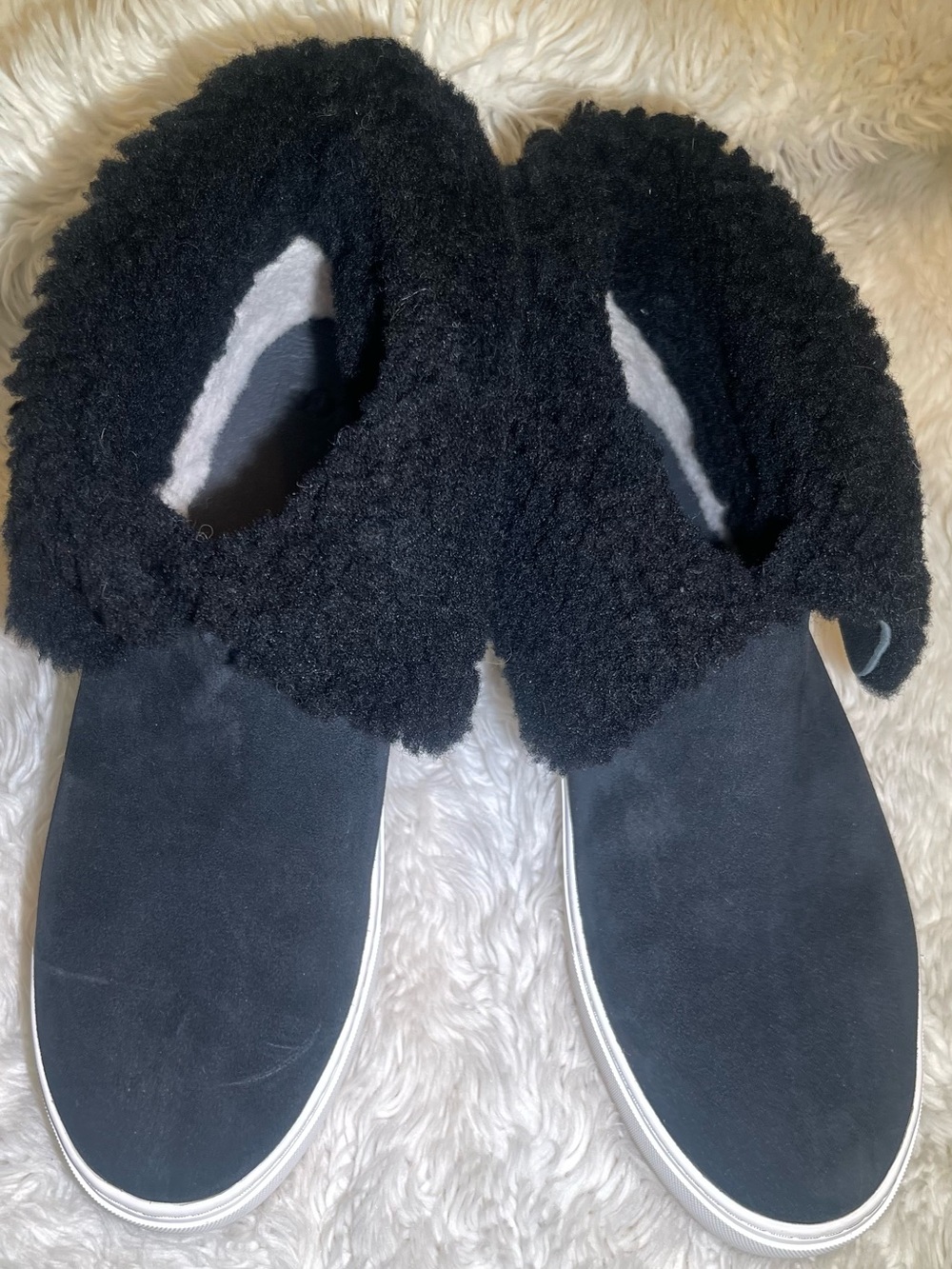 Ugg Lynus women’s Black Cozy Shearling Slip-On Sneakers size 11